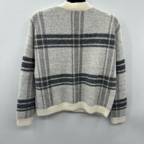 INDUSTRY CLASSIC soft pearl button clueless woman sophisticated cardigan. SM - Picture 3 of 13